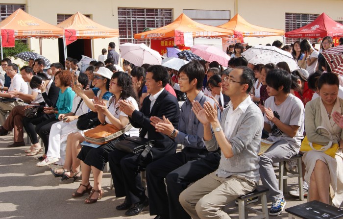 用人单位领导及我院师生参加招聘会开幕式