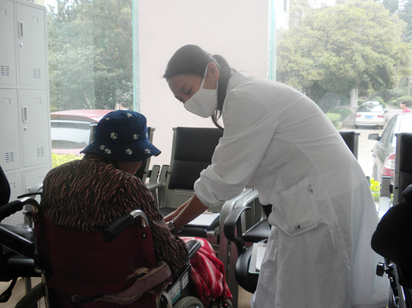 07级社区康复专业学生郑玲在昆明市第二人民医院康复医院正在工作的情景