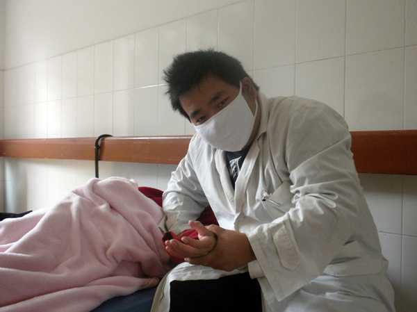 我院06级社区康复专业学生尹浩正在昆明市第二附属医院康复医院正在PT治疗室为病人治疗