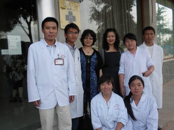 云南怡园康复医院是云南省工伤康复试点医疗机构，是我院的教学实习单位，图中是该院的院长刘夏村、院办主任许文、康复部主任朱男者和我院的学生在一起合影