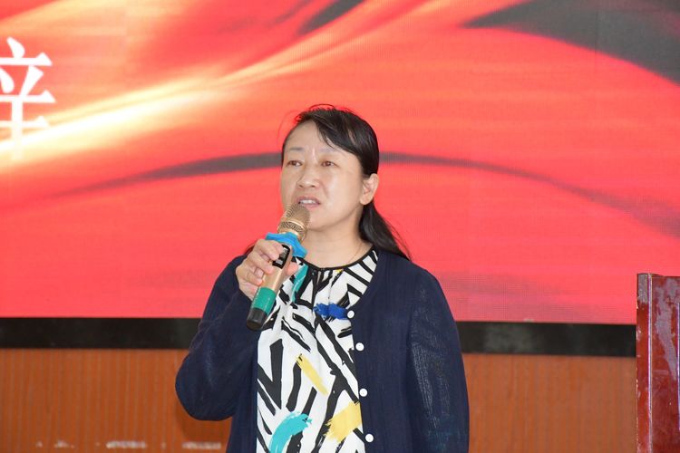 学校决赛主持人:学校护理学院青年教师陆迁,赵思然